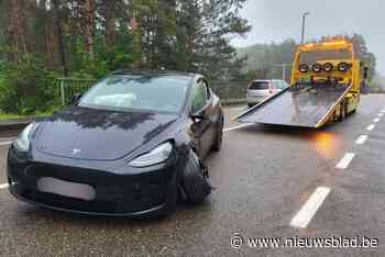 Twee auto’s botsen op snelwegbrug in Genk: twee bestuurders gewond