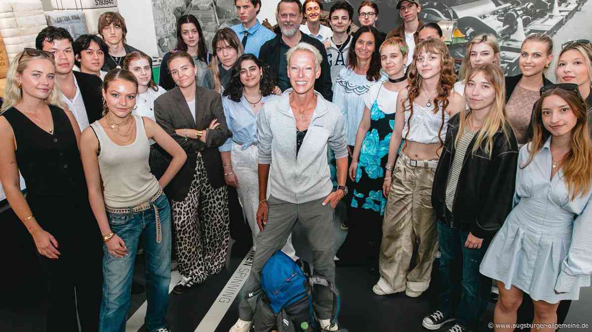 Model läuft zu Fuß nach Paris und macht Halt im Augsburger Textilmuseum