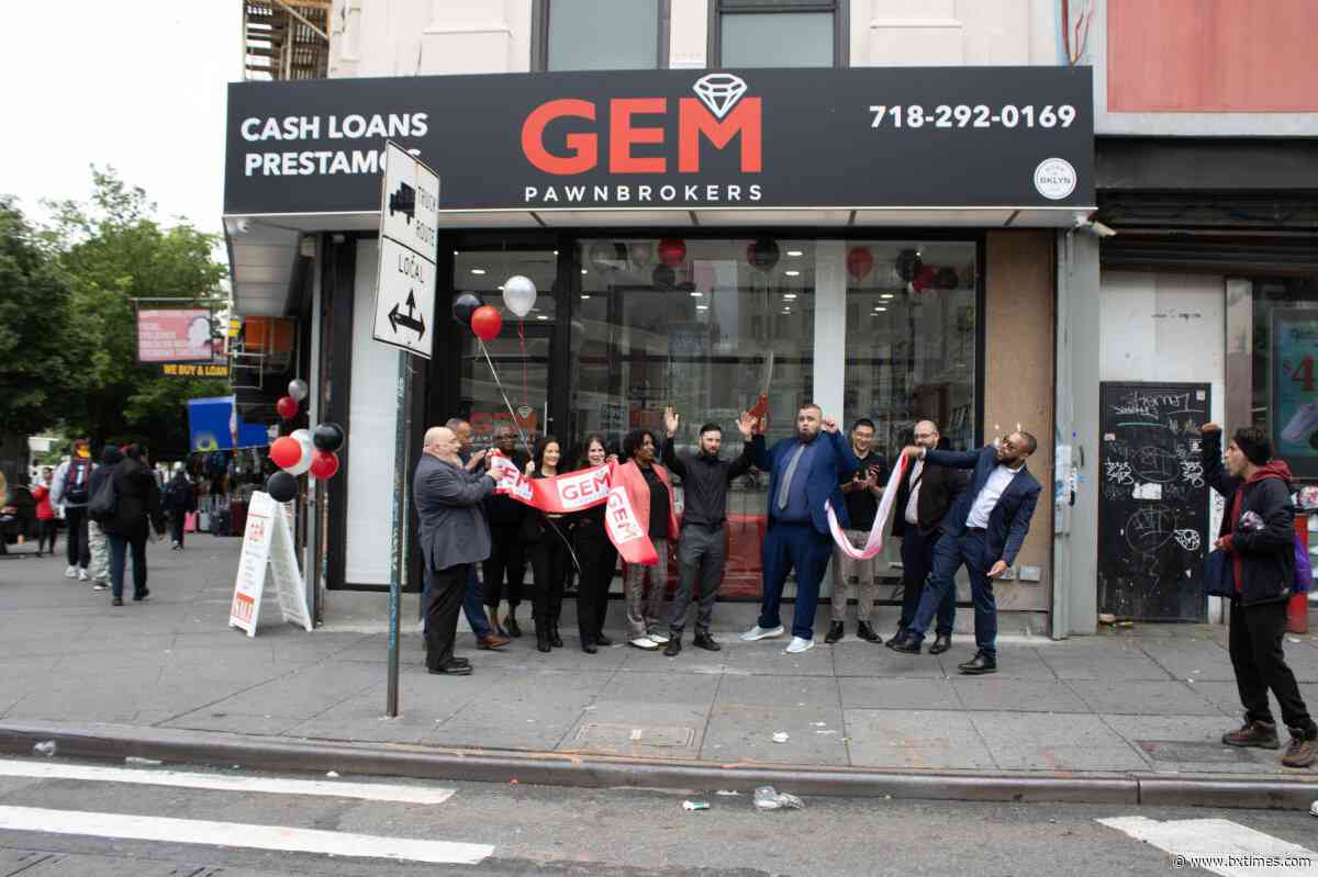 Gem Pawnbrokers cuts the ribbon at new South Bronx location