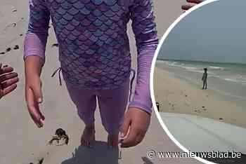 “Wil je een knuffel?”: Hartverwarmende beelden tonen hoe agent meisje troost nadat ze van moeder gescheiden raakt op strand