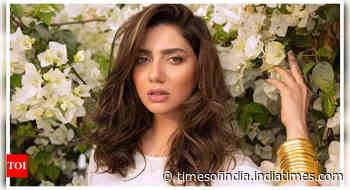 Mahira REACTS as crowd throws an object at her