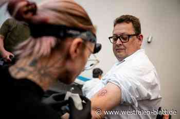 Tattoo-Termin im Bundestag: Vlothoer macht auf Organspende aufmerksam