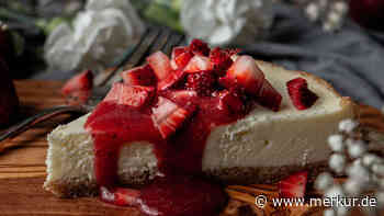 Mit fruchtiger Erdbeersauce: Dem cremigen New York Cheesecake kann keiner widerstehen