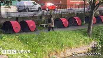 Barriers replace tents amid Dublin asylum crisis