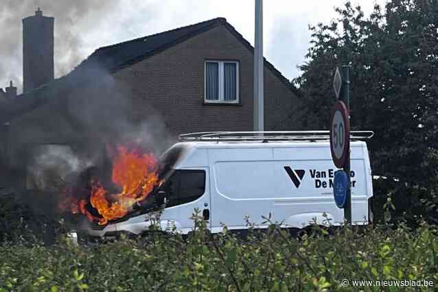 Chauffeur kan brandende bestelwagen tijdig verlaten maar kan vuur niet stoppen