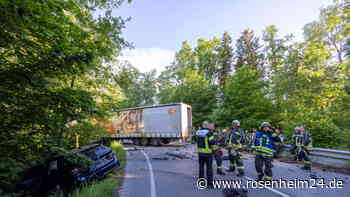 Schwerer Unfall bei Seeon-Seebruck: BMW-Fahrer kracht in Lkw und anschließend gegen Baum