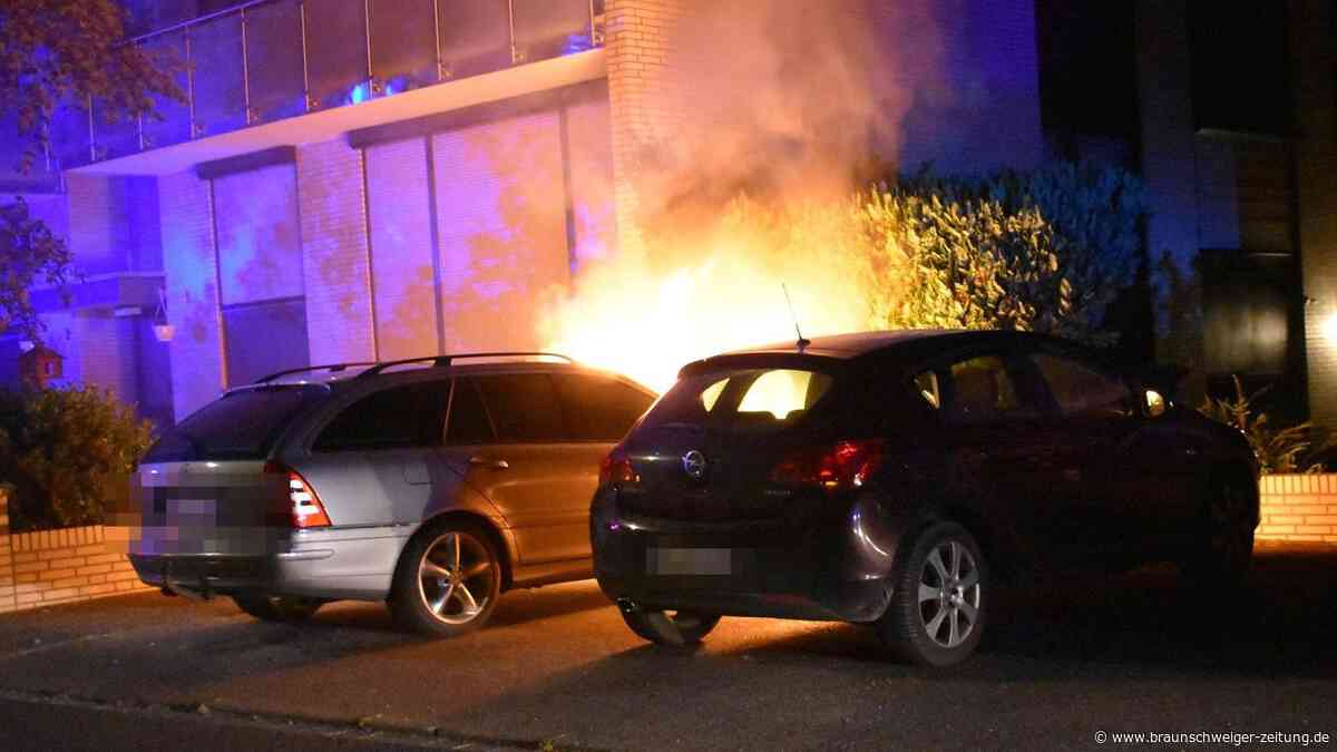 Auto in Kästorf fängt Feuer - Feuerwehr verhindert Schlimmeres