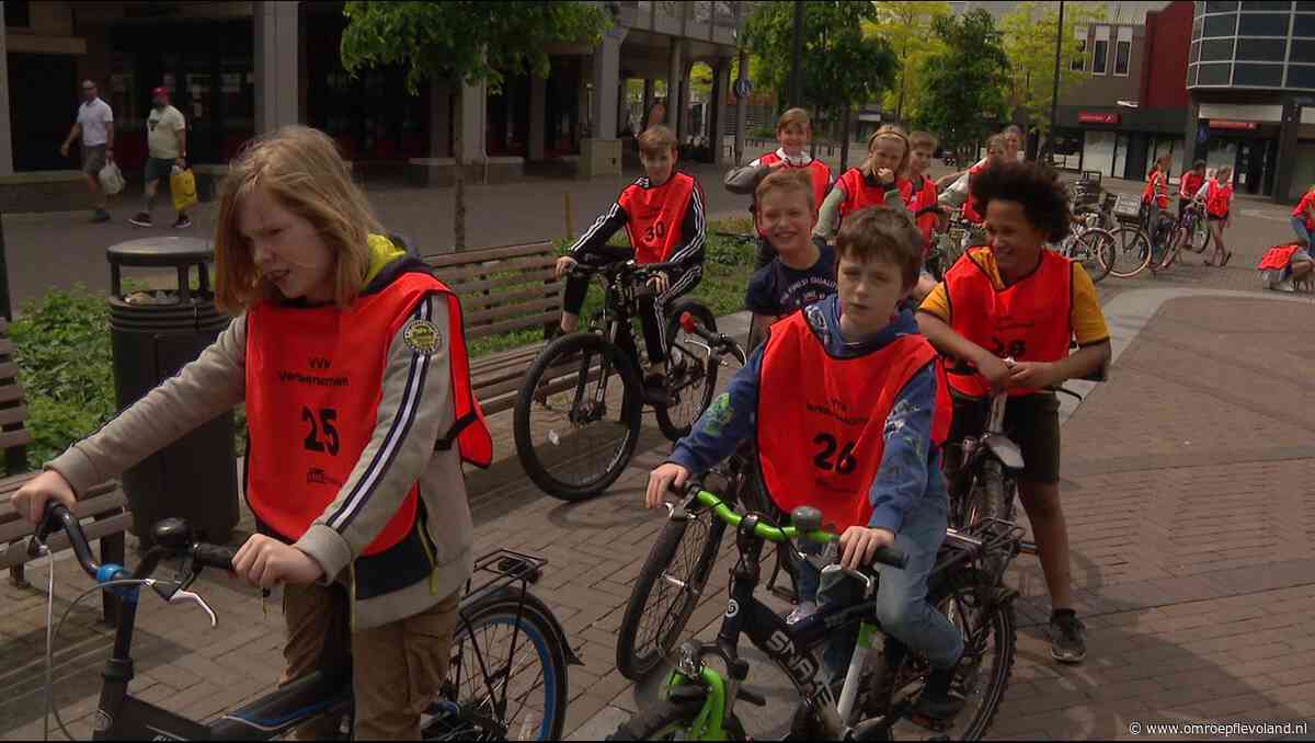 Lelystad - Kinderen leggen fietsexamen af: 'Ik heb 'links' en 'rechts' op mijn handen geschreven'