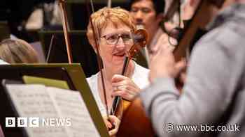 Violist retires after 44 years with orchestra