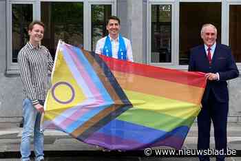 Merksem laat regenboogvlag wapperen voor Dag tegen Homofobie: “Ik zie nog te veel jongeren worstelen om zichzelf te zijn”