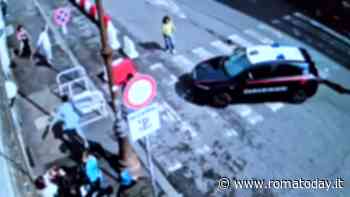 VIDEO | L'uomo con la felpa rossa che prende a pugni le donne vicino a Termini