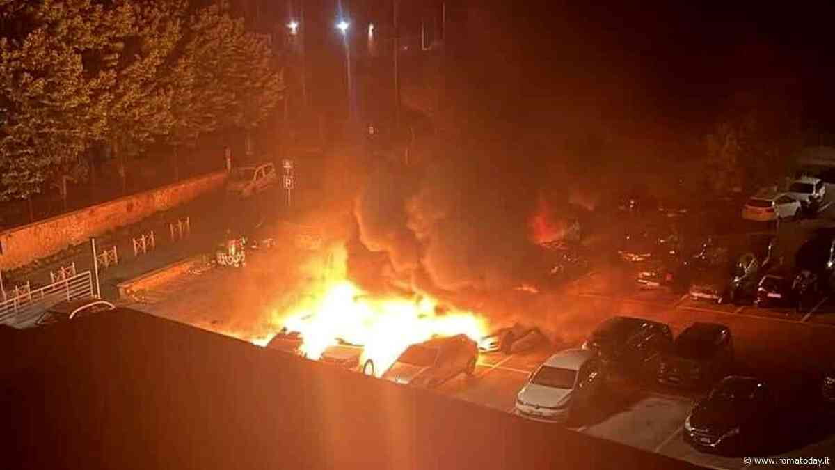 Il piromane torna a colpire, altre 10 auto in fiamme nel parcheggio dello stadio