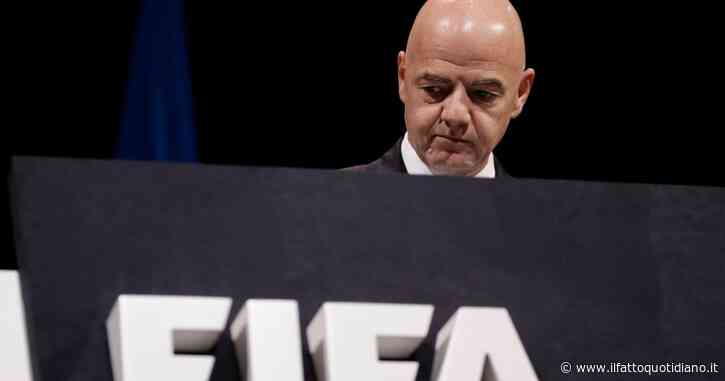 “Partita persa a tavolino se i cori razzisti non si fermano”: la svolta della Fifa. E arriva un gesto codificato per avvisare l’arbitro degli insulti