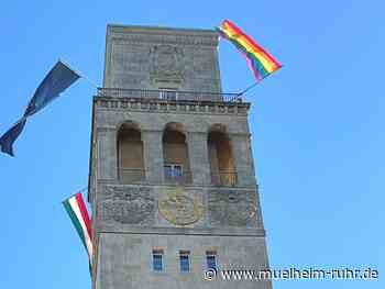 Regenbogenflagge am Rathausturm