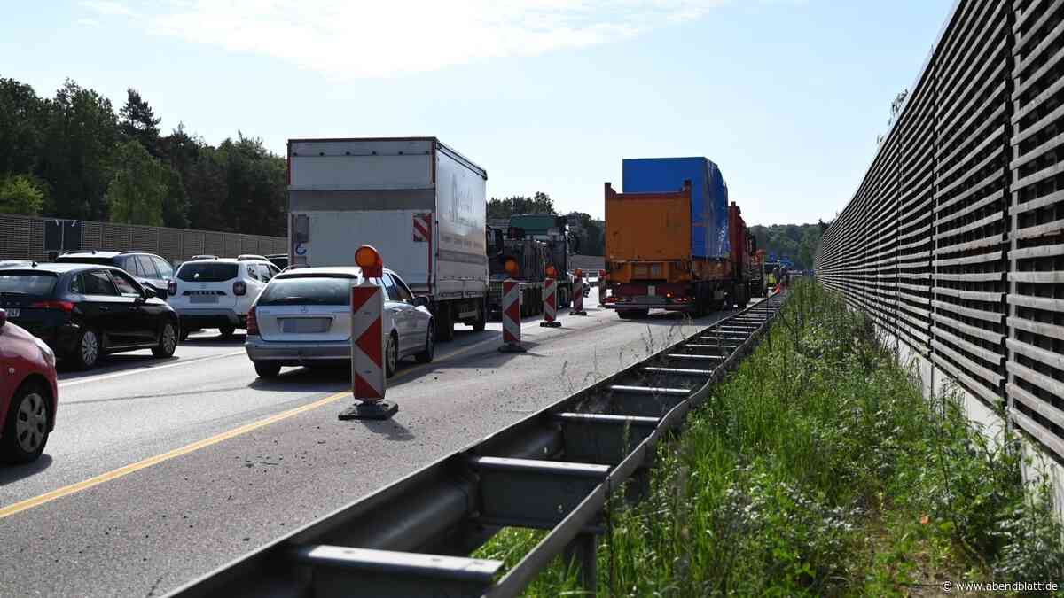 A7: Lkw fährt gegen Brücke – 14 Kilometer Stau nach Sperrung
