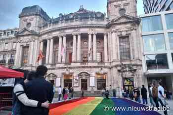 Mars door Antwerpen met reusachtige regenboogvlag ontsierd door homofobe reacties: “Ik heb me nog nooit veilig genoeg gevoeld om hand in hand te lopen”