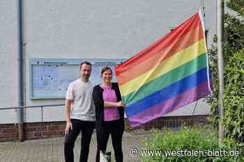 Hüllhorst: Regenbogen-Fahne am Rathaus gehisst