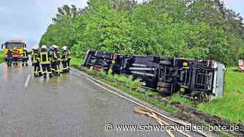 Unfall bei Oberjettingen: Lastwagen kippt auf Landstraße um