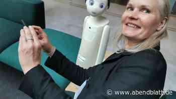 Selfies mit Roboter „Navel“: Er ist der Star bei den Senioren