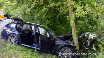 BMW-Fahrer (51) kracht auf der St2094 in Lkw und anschließend gegen Baum