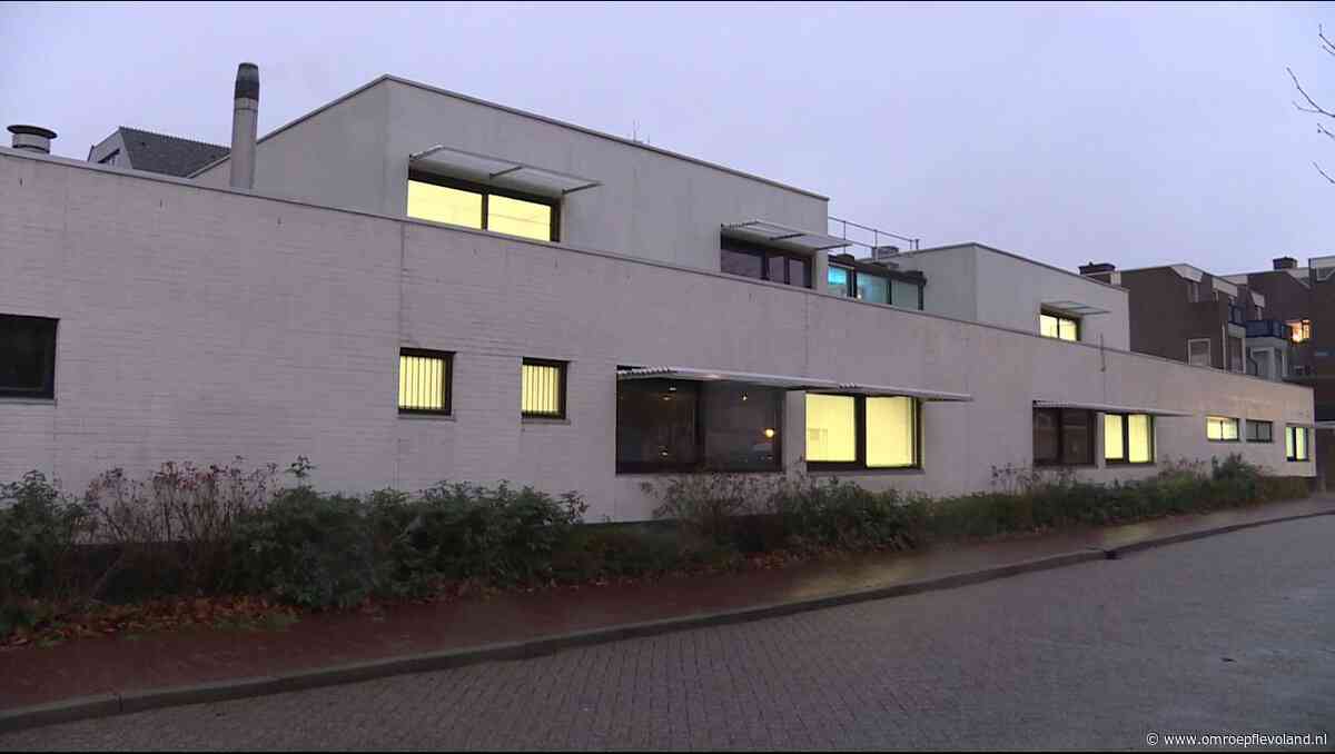 Almere - Gemeente wil woningen in monumentale politiebureau Almere Haven