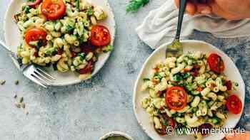 Gesunder Genuss: Nudelsalat mit cremigem Avocado-Dressing und frischen Kräutern