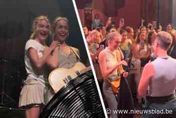Vrouw vraagt partner ten huwelijk tijdens concert van Pommelien Thijs, die zelf ook dolenthousiast wordt