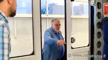 VIDEO | Nuovi treni per la metro di Roma, il test sulla chiusura delle porte
