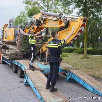 112 Nieuws: Tractor belandt op zijkant in Zwolle, politie doet onderzoek naar oplegger met graafmachine