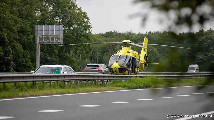 Ernstig ongeluk met 3 auto's op de A17, traumahelikopter landt op snelweg