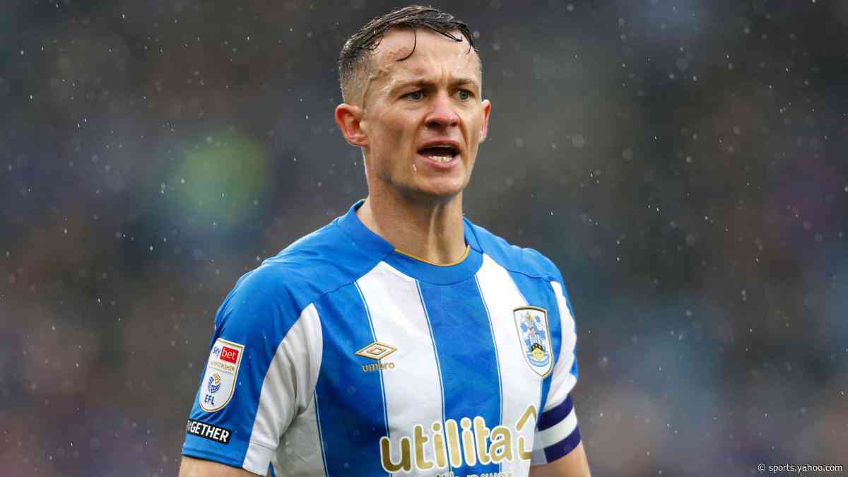 Huddersfield offer new deal to veteran Hogg