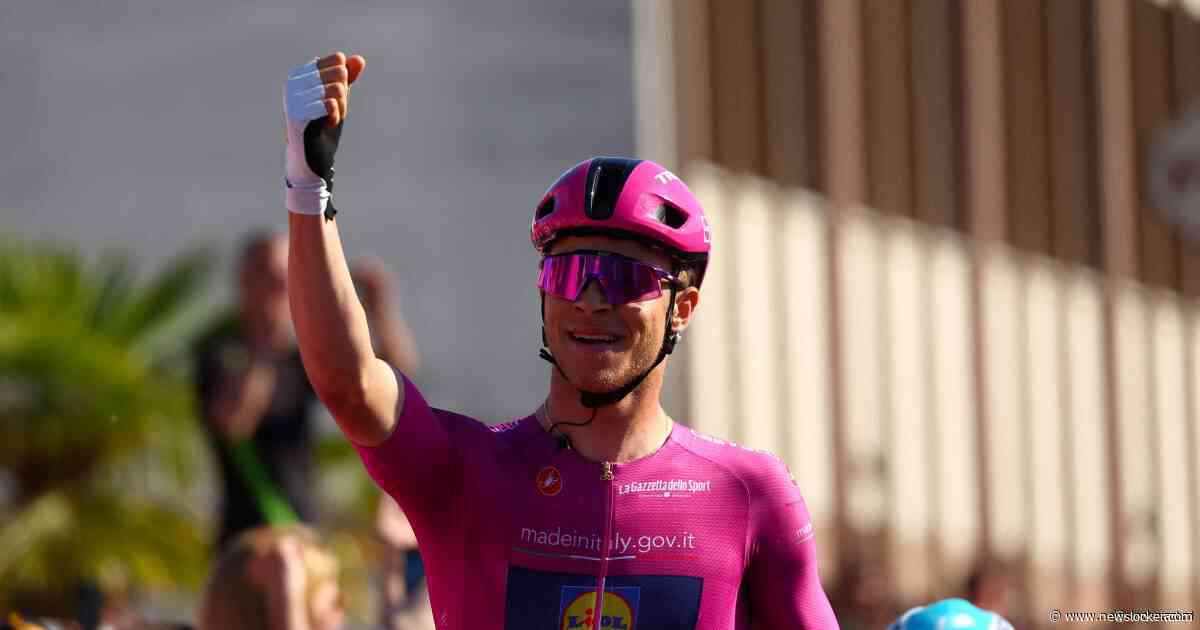 Hattrick voor snelheidsduivel Milan: Italiaan boekt na massasprint derde etappezege in Giro