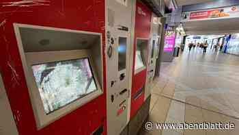 Fast alle Fahrkartenautomaten im Bahnhof Bergedorf zerstört
