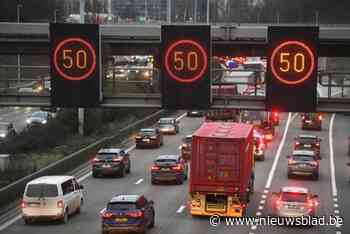 Uitzonderlijk zware avondspits op Vlaamse snelwegen: “Heel veel volk op de weg door verlengd weekend”