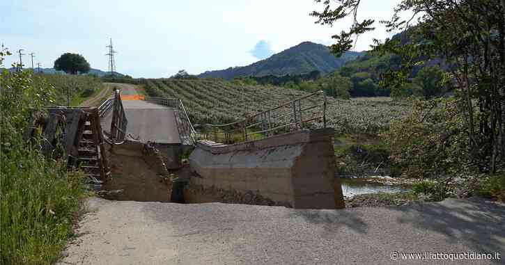 Alluvione Emilia Romagna, il ponte di Modigliana crollato un anno fa è ancora inagibile: le immagini