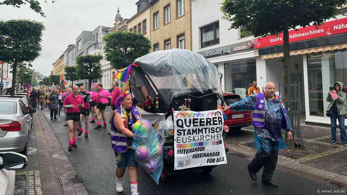 Regenbogenbunt im Regen: Erster Christopher Street Day in Euskirchen