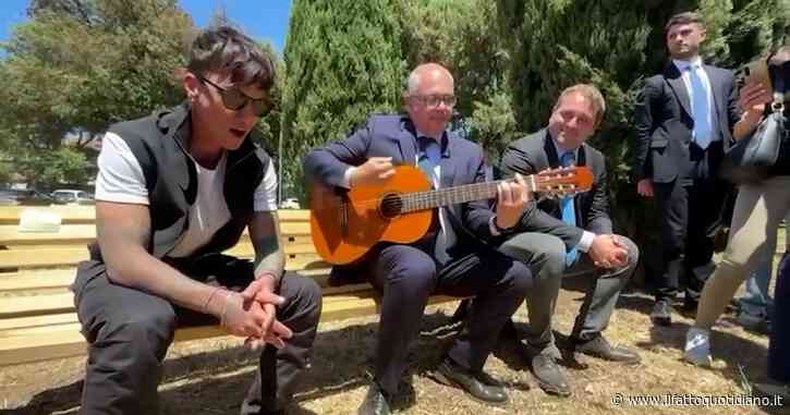 A Roma l’esibizione a sorpresa con Ultimo e Gualtieri: il sindaco suona la chitarra all’inaugurazione del parchetto dedicato al cantante – Video