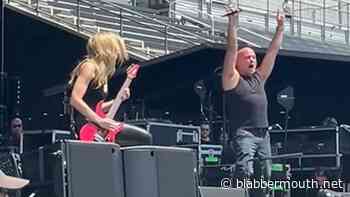 Watch DISTURBED's DAVID DRAIMAN And NITA STRAUSS Perform 'Dead Inside ...