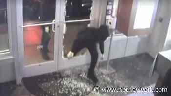 Video shows four suspects break into Darien, Conn. jewelry store: police