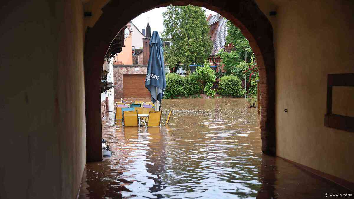 Altstadt komplett unter Wasser: Dammbruch im saarländischen Ottweiler