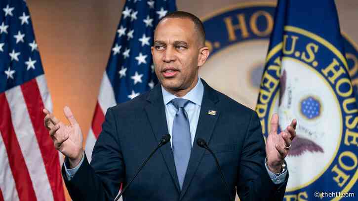 Jeffries calls on Alito to apologize for 'disrespecting' American flag