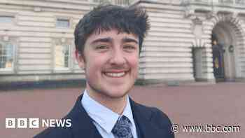 Inspiring student joins party at the palace