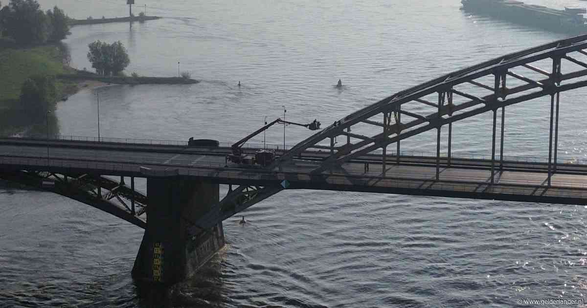 Verkeer plat nadat twee personen op de Waalbrug klimmen
