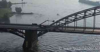 Verkeer plat nadat twee personen op de Waalbrug klimmen