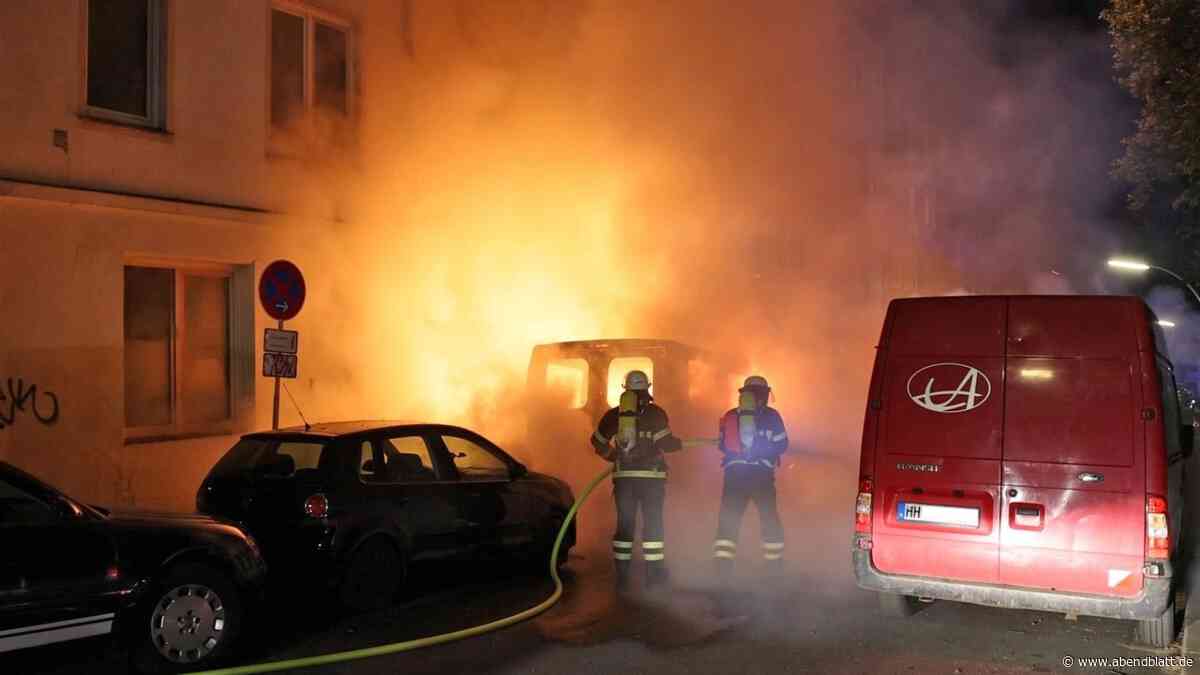 Transporter in Flammen – Feuerwehr rettet 25 Menschen