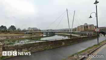 Man attacked with hammer and machete on bridge