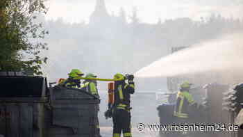 Rund 150 Feuerwehrler bei Brand im Wertstoffhof in Trostberg im Einsatz