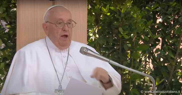 Il Papa all’Arena di Verona e parla di pace: “Molti bambini soffrono per colpa nostra. A tanti di noi il premio Ponzio Pilato per l’indifferenza”