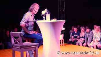 „Hippie-Flower-Power-Typ“ in Eiselfing: So begeistert „Papa Eberhofer“ das Publikum