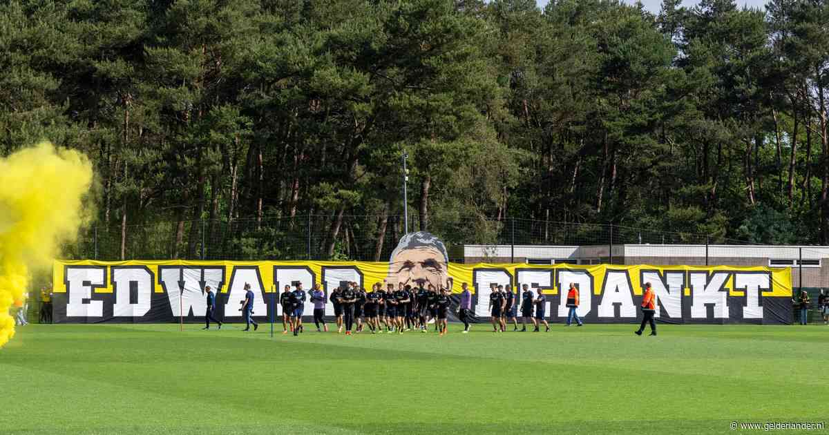 Eerbetoon supporters Vitesse: clubicoon Sturing uitgezwaaid voor slotwedstrijd tegen Ajax